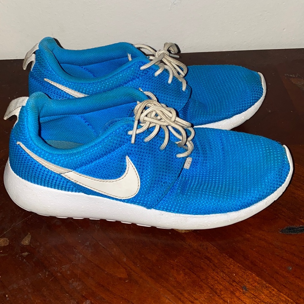 I am selling a pair of roshes